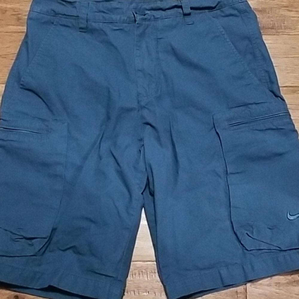 Nike cargo shorts size 30